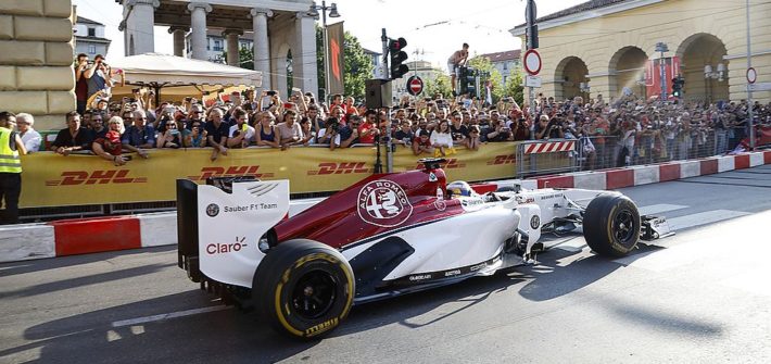 Alfa Romeo zeigt Formel-1-Rennwagen auf Straßenfest „F1 Unleash“ in Mailand