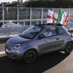 Elektrisch angetriebener Fiat 500 überquert die neue Autobahnbrücke in Genua