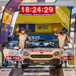 Bei der Rally Islas Canarias feiert der Italiener Andrea Mabellini feiert den Titelgewinn im Abarth Rally Cup